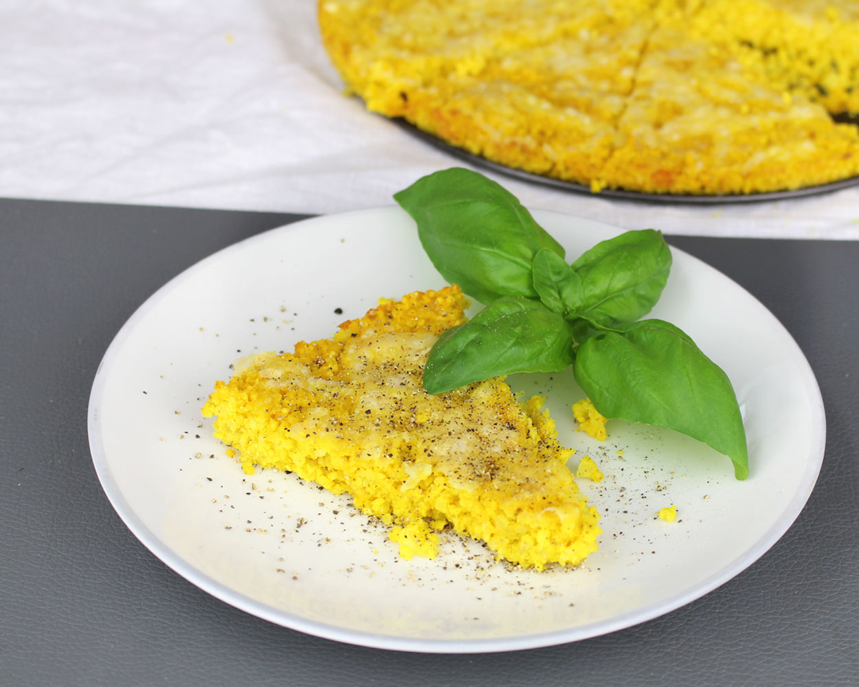 Hirsekuchen mit Kurkuma und Parmesan