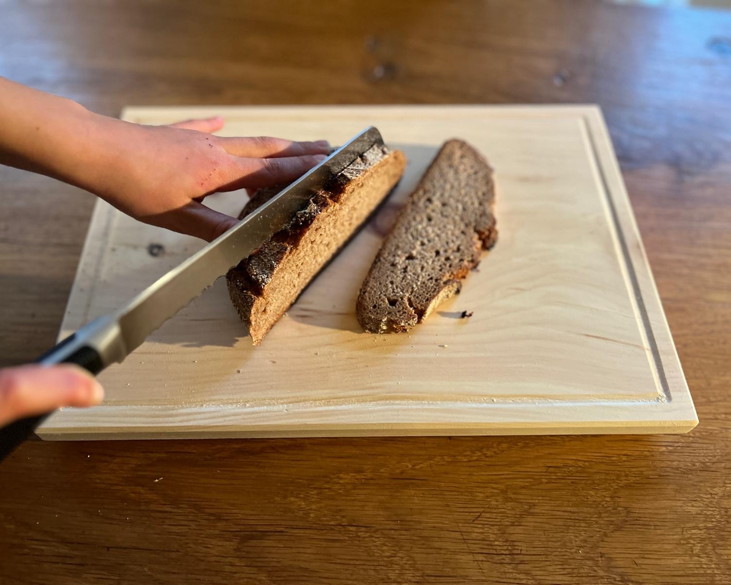 Schneidbrett aus Zirbenholz handgefertigt