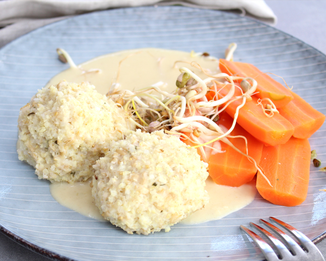 Hirseklöße mit Möhrengemüse, Balsamico-Parmesansauce und frischen Sprossen