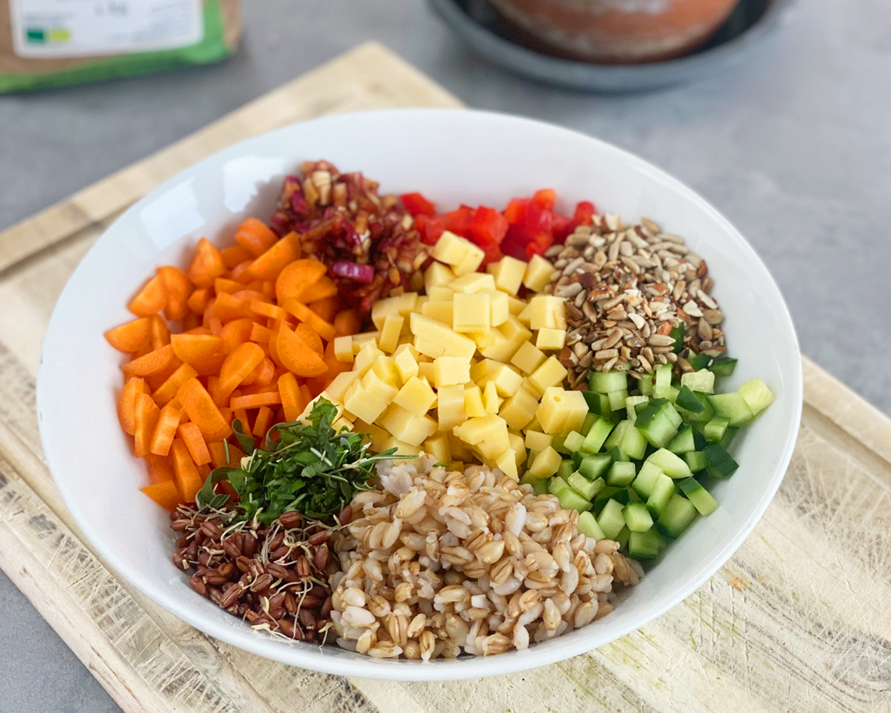 Salat Bowl mit gekeimter Nacktgerste oder Grünkern