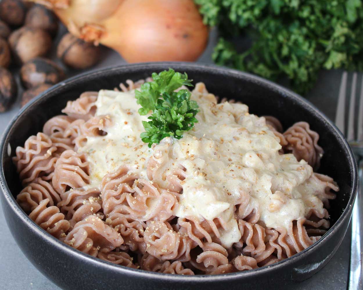 Emmernudeln mit Walnuss-Käsesauce und weißem Pfeffer