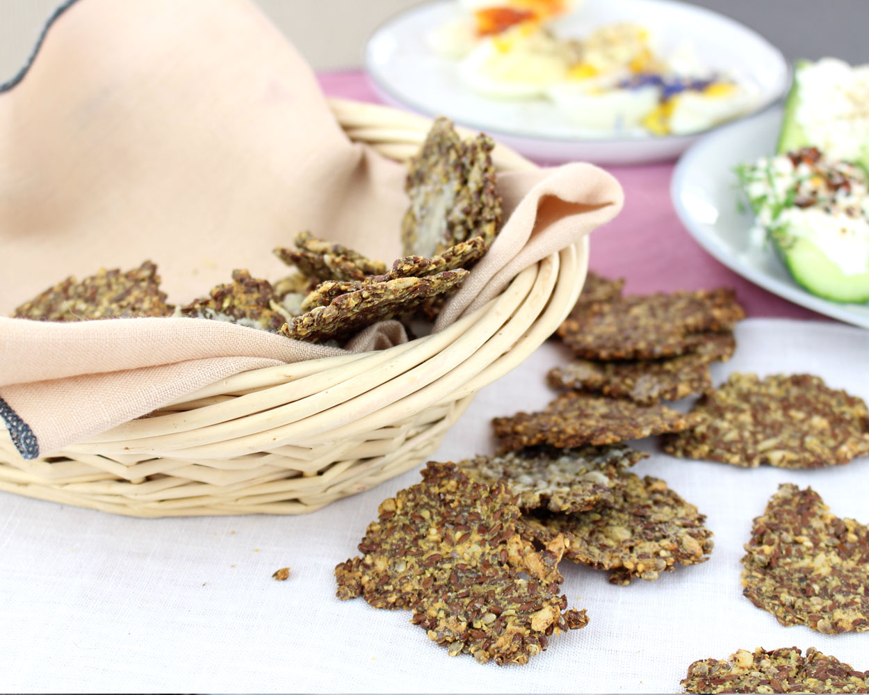 Knusprige Cracker mit Leinsamen, Hanfsamen, Buchweizen