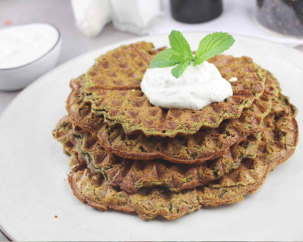Linsenwaffeln mit Buchweizenmehl und Joghurt Dip