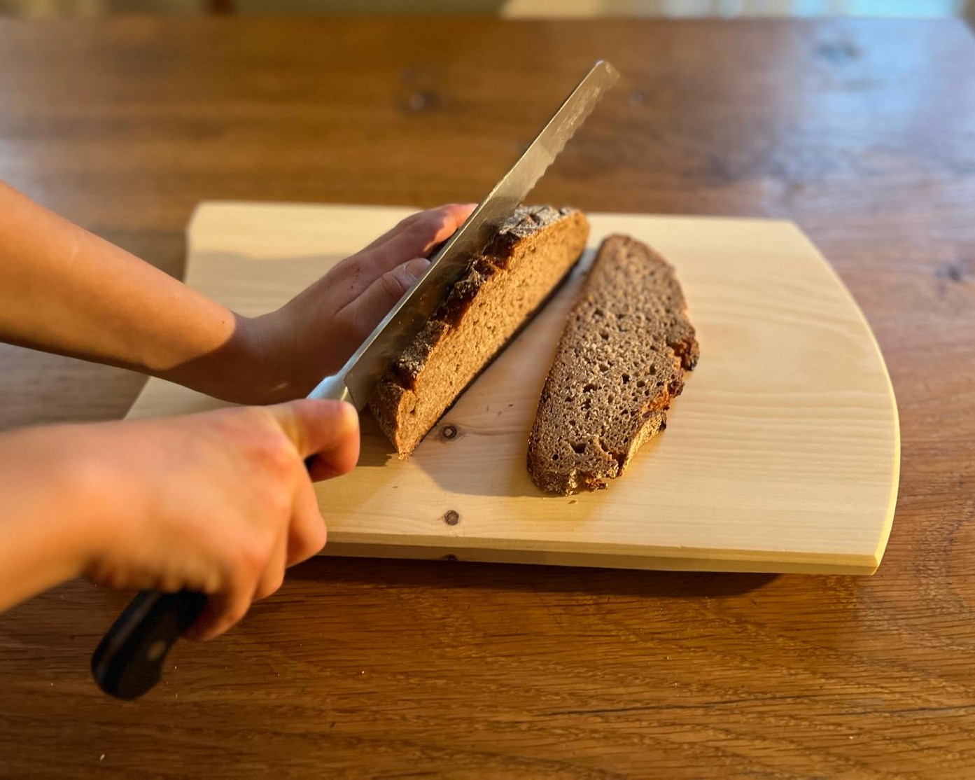Schneidbrett aus Zirbenholz handgefertigt mit Tropfkante